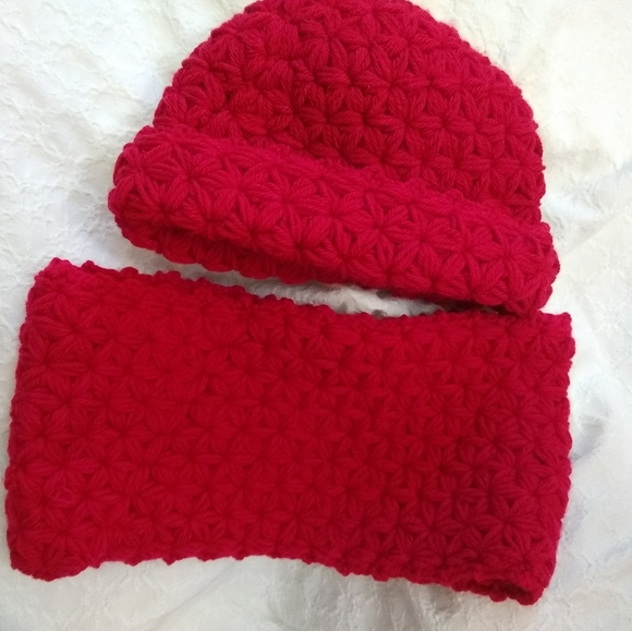 Jasmine stich handmade cozy hat and cowl - Picture 2 of 13